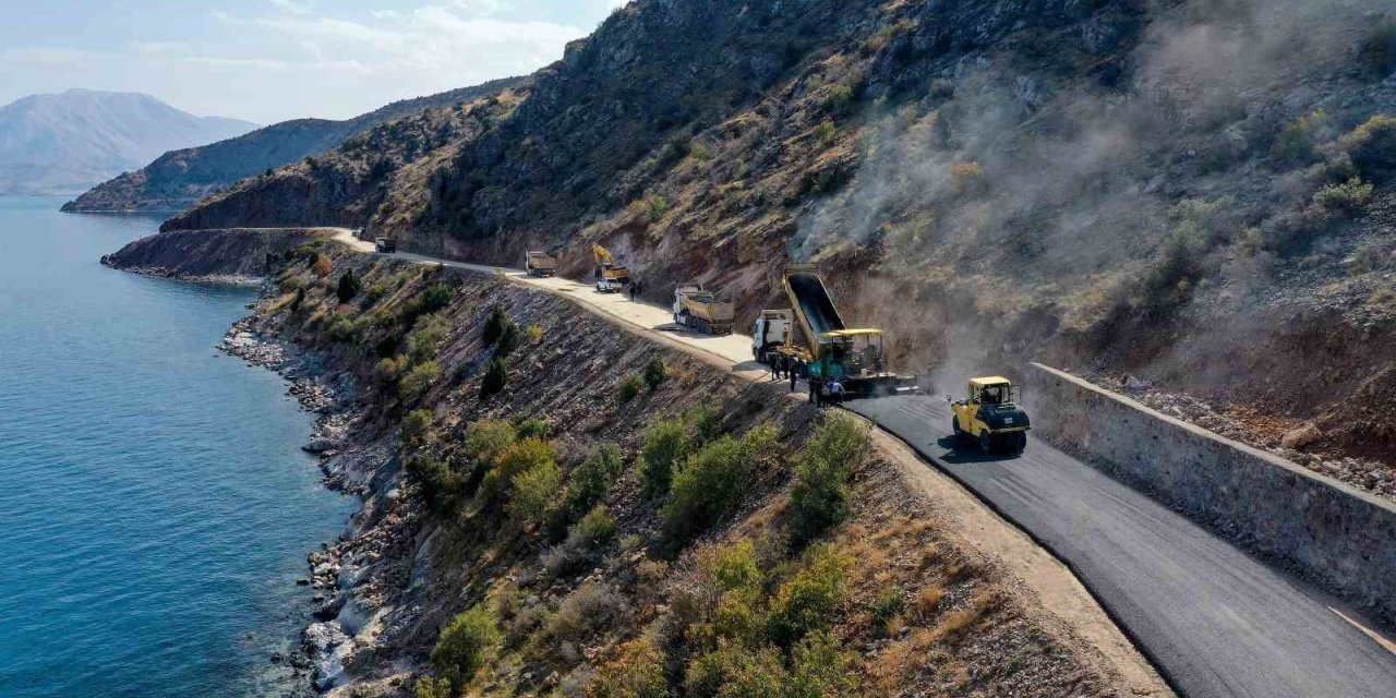 Van Gölü sahilindeki grup mahalle yolu asfaltlandı