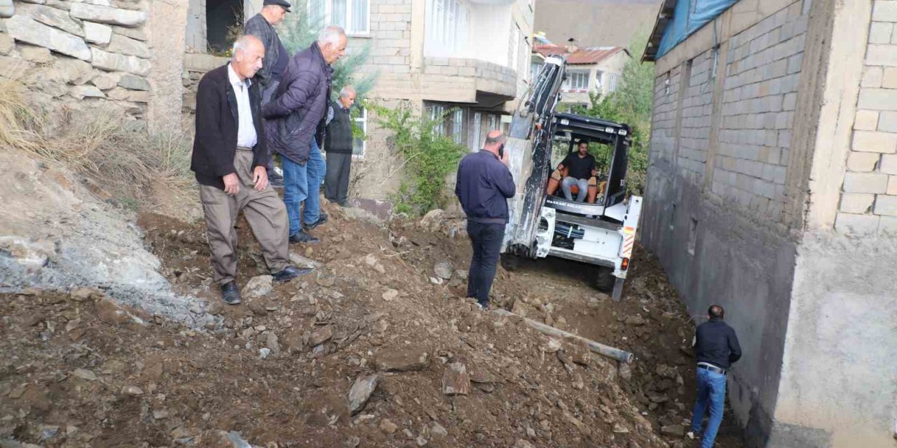 Hakkari’de 100 ev yeni yola kavuşuyor