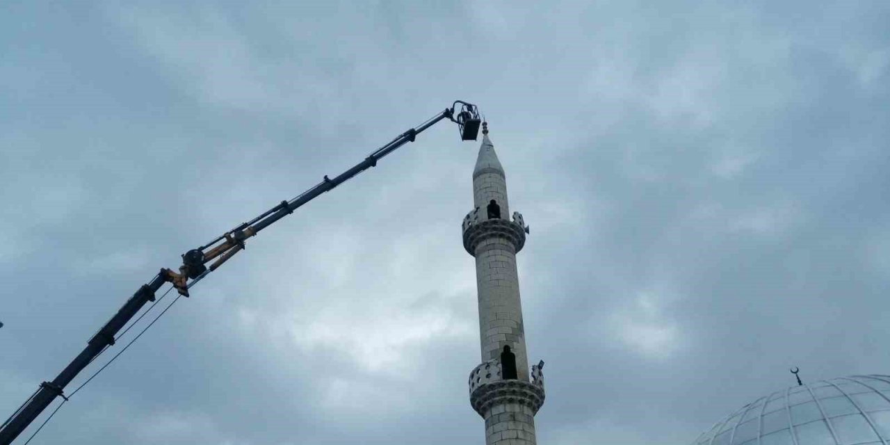 Yıldırımın düştüğü minarede hasar meydana geldi