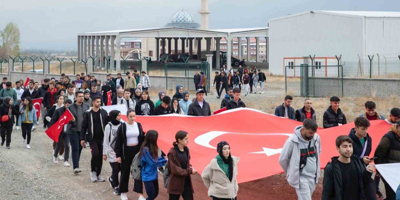 EBYÜ’de trekking ve bayrak açma etkinliği düzenlendi