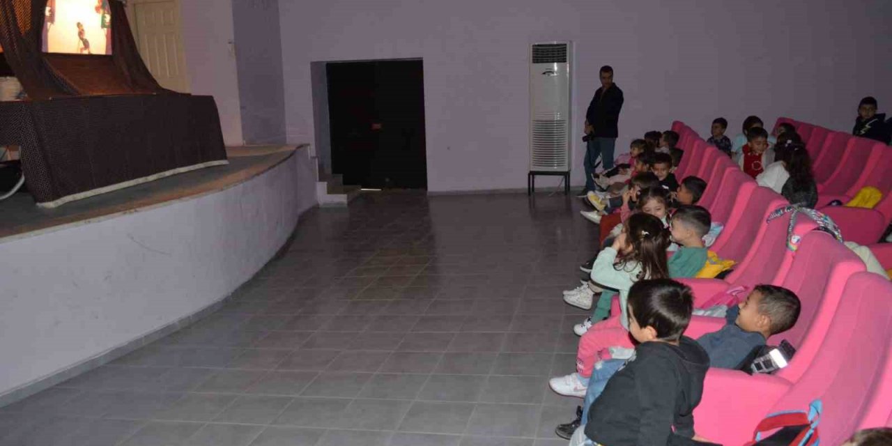 Gölge oyunu miniklerden büyük  ilgi gördü