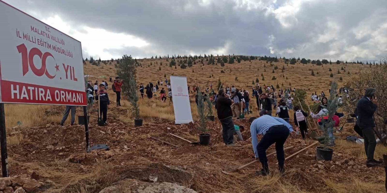 Cumhuriyet’in 100. Yılında öğrenciler fidan dikti