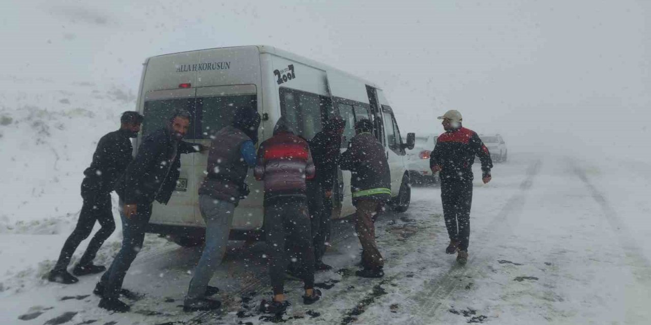 3 bin rakımlı Karabet Geçidi’nde tipinin ardından güneş açtı