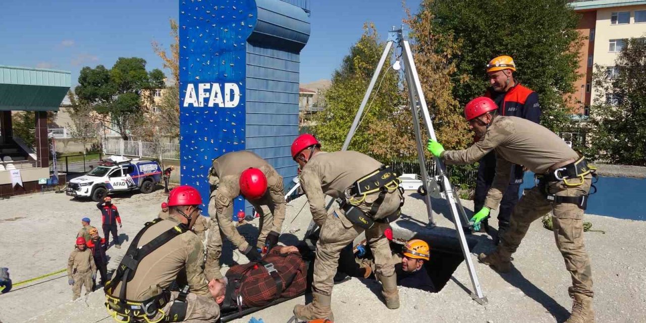 Van’da PÖH ve jandarmadan nefes kesen deprem tatbikatı