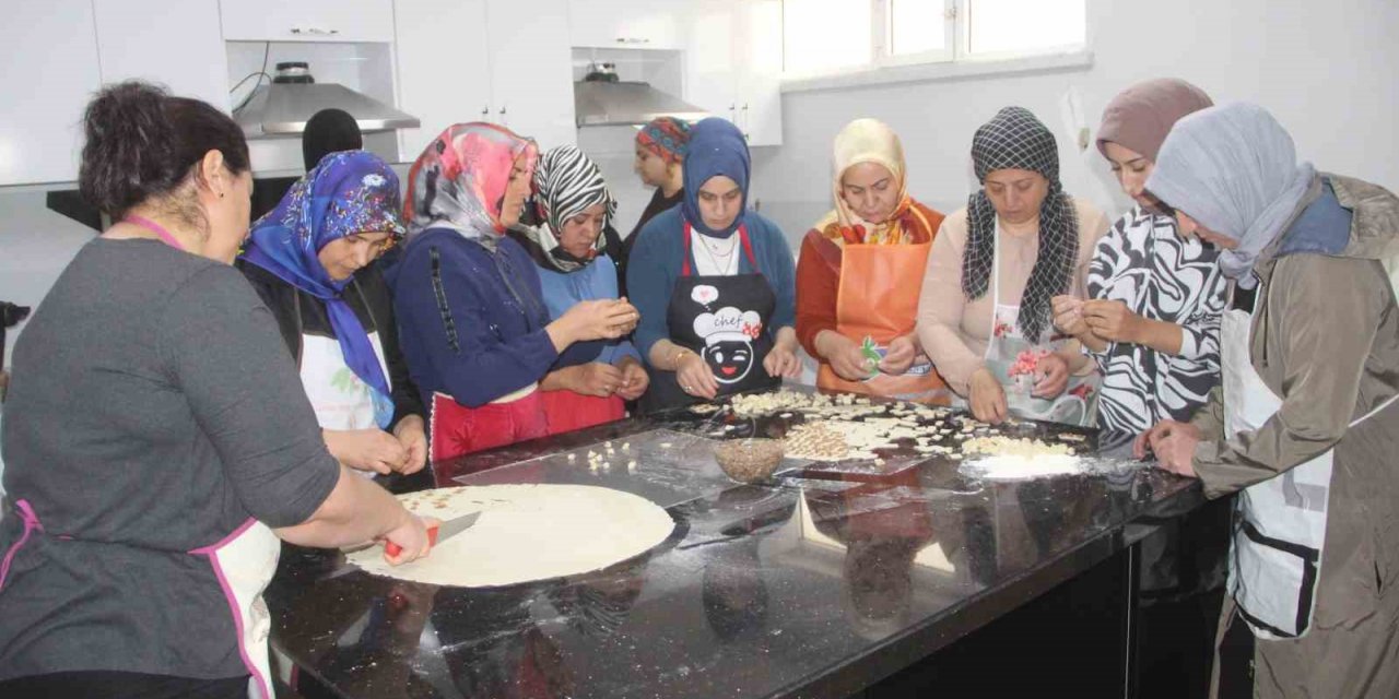 İş sahibi olmak isteyen kadınlar, aşçılık kursunda ter döküyor