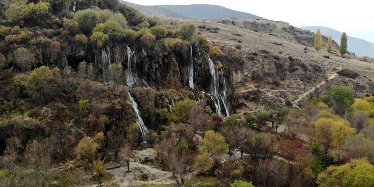 Girlevik Şelalesinde sonbahar güzelliği