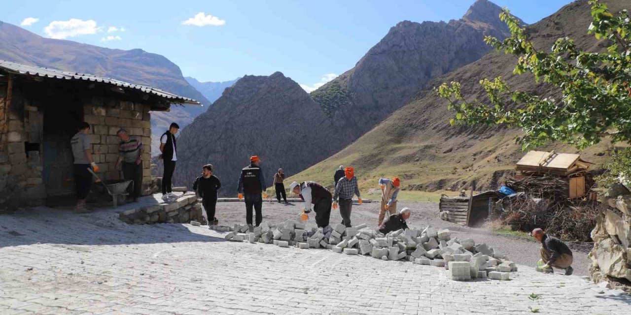 Hakkari’de bir semt daha modern yola kavuştu