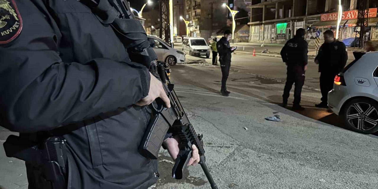 Yüksekova polisi, vatandaşın huzuru için gece gündüz alanda