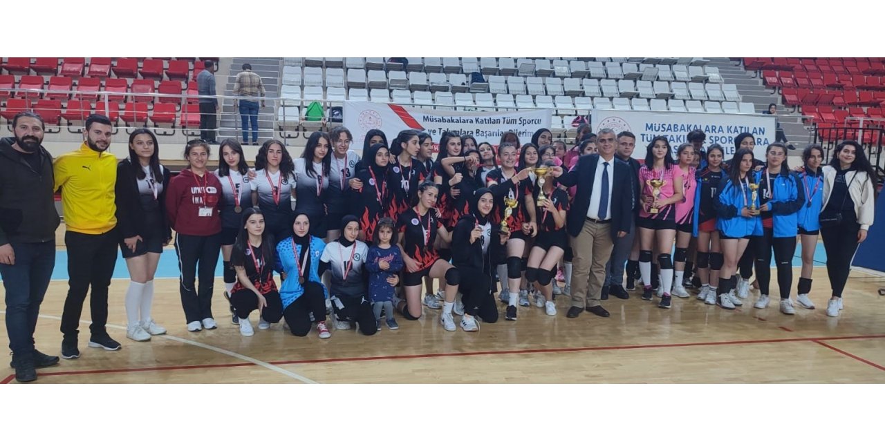 Liselerde voleybol heyecanı