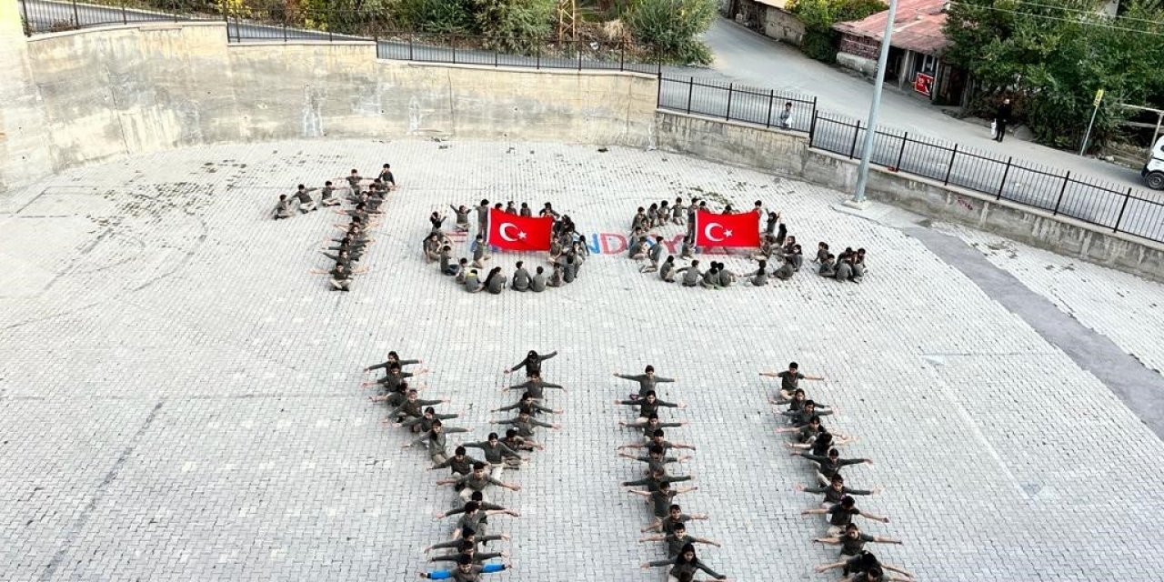 Hakkari’de "100. Yıl" ve "ay yıldız" koreografisi oluşturuldu