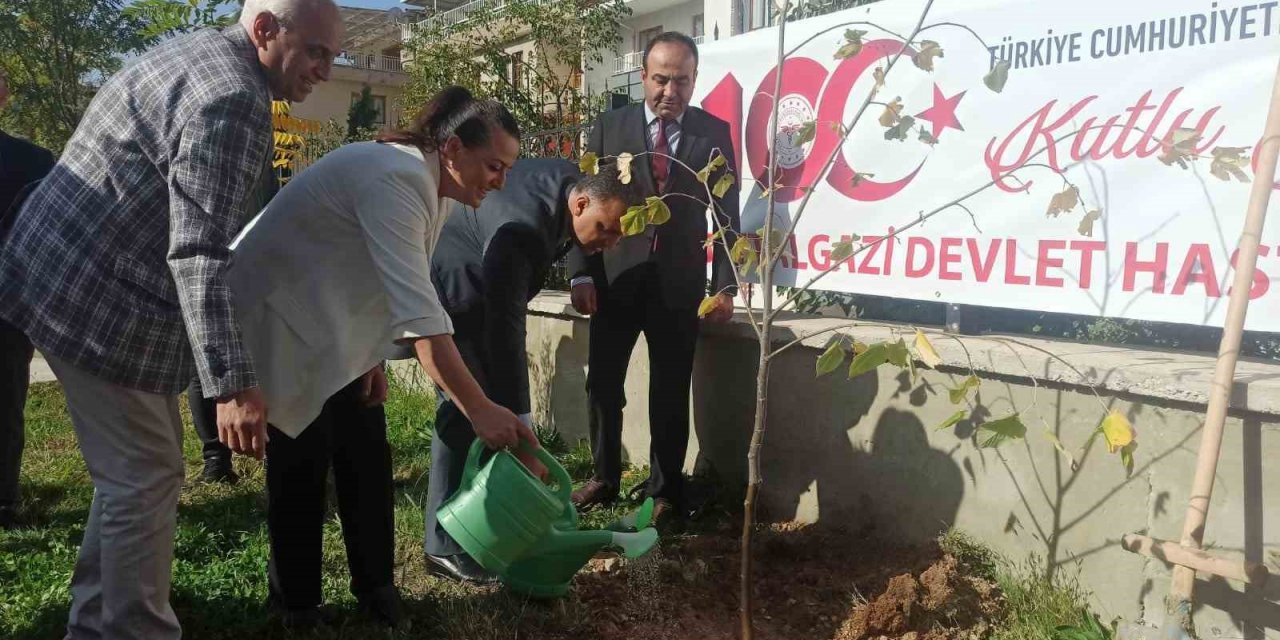 Battalgazi Devlet Hastanesi’nde 100. Yıl fidan dikimi gerçekleştirildi