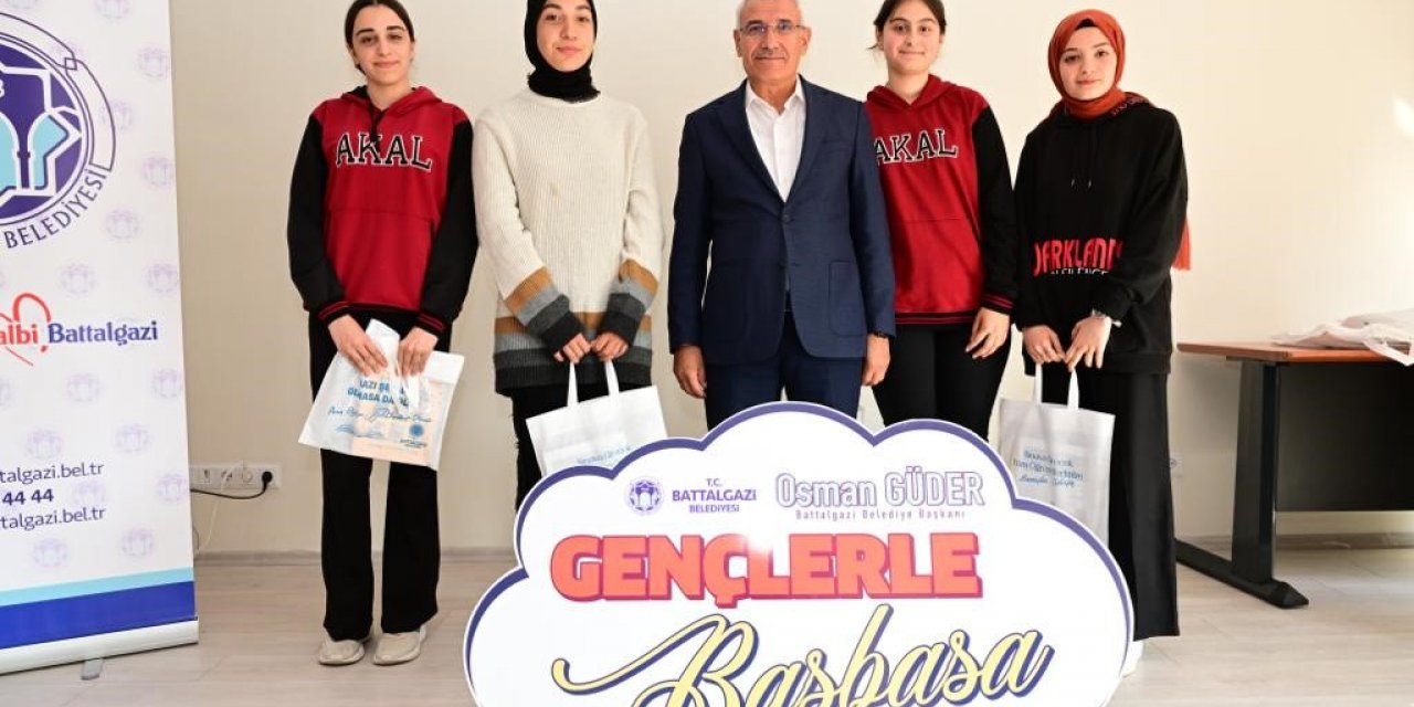 Güder, gençlerin yanında olmaya devam ediyor