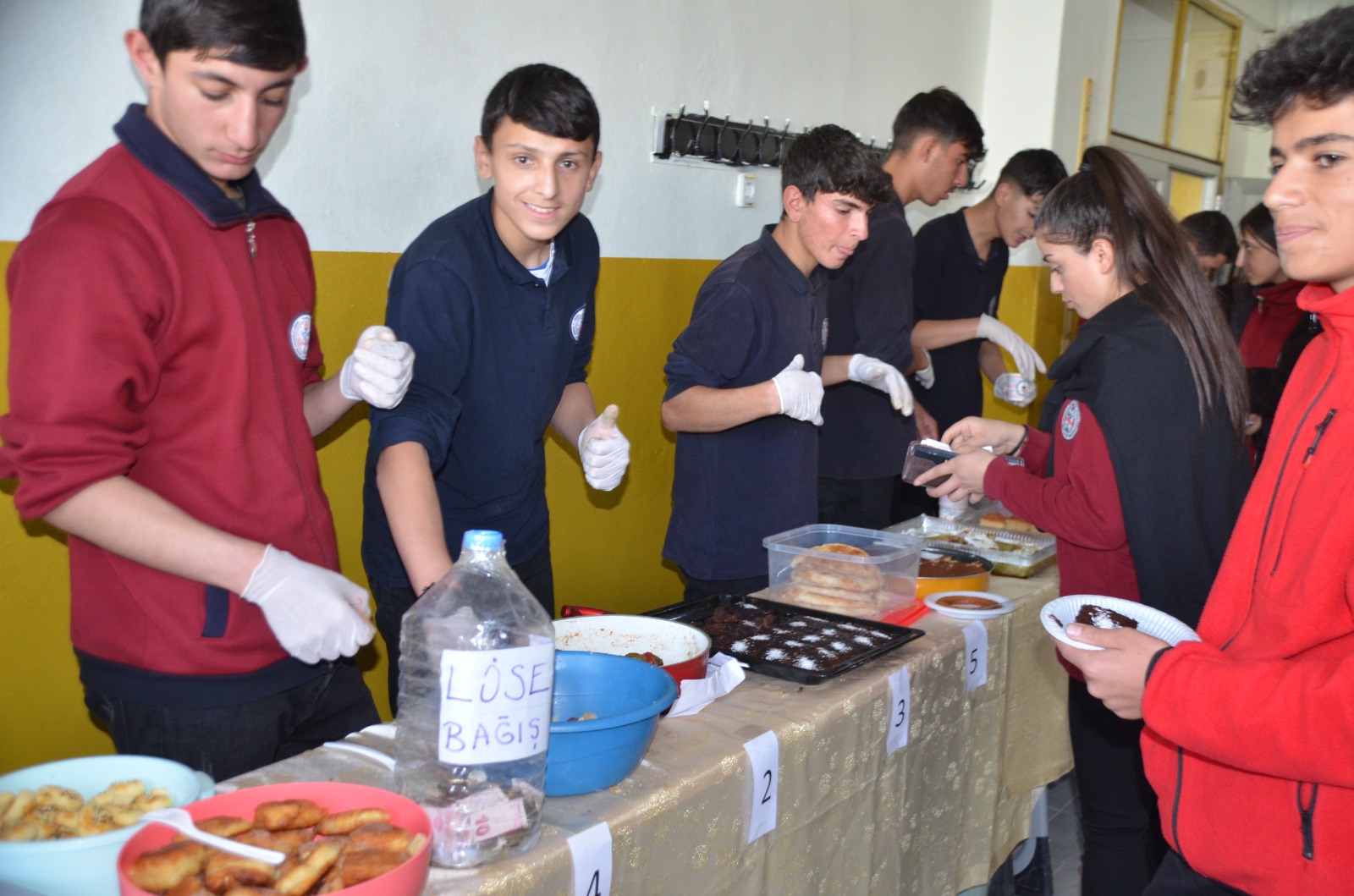 Kars’ta öğrenciler, LÖSEV yararına kermes düzenlendi