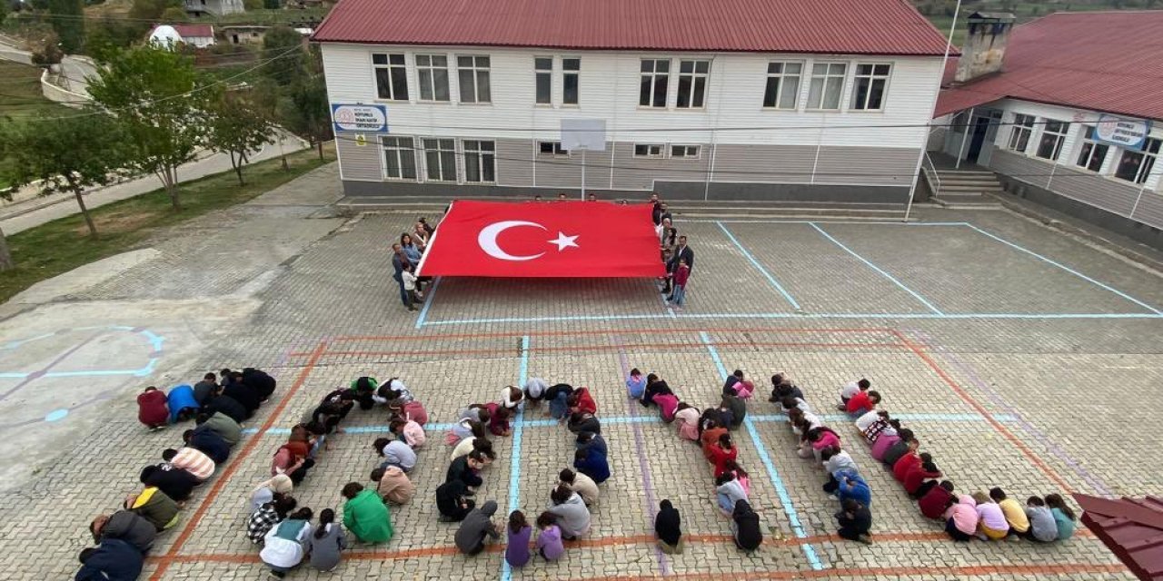 Mutki’de öğrenciler 100 yıl koreografi gösterisi