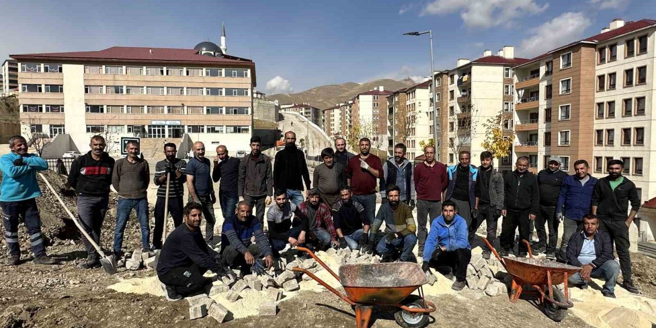 Yüksekova’da yürekleri ısıtan anlar: 30 kapıcı çocuklar için yol onardı