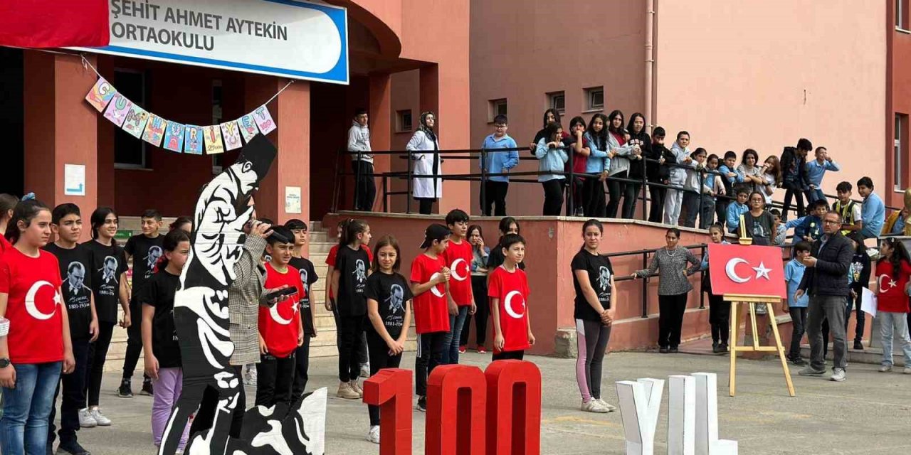 Minik öğrencilerden 100. yılda bayrak sergisi