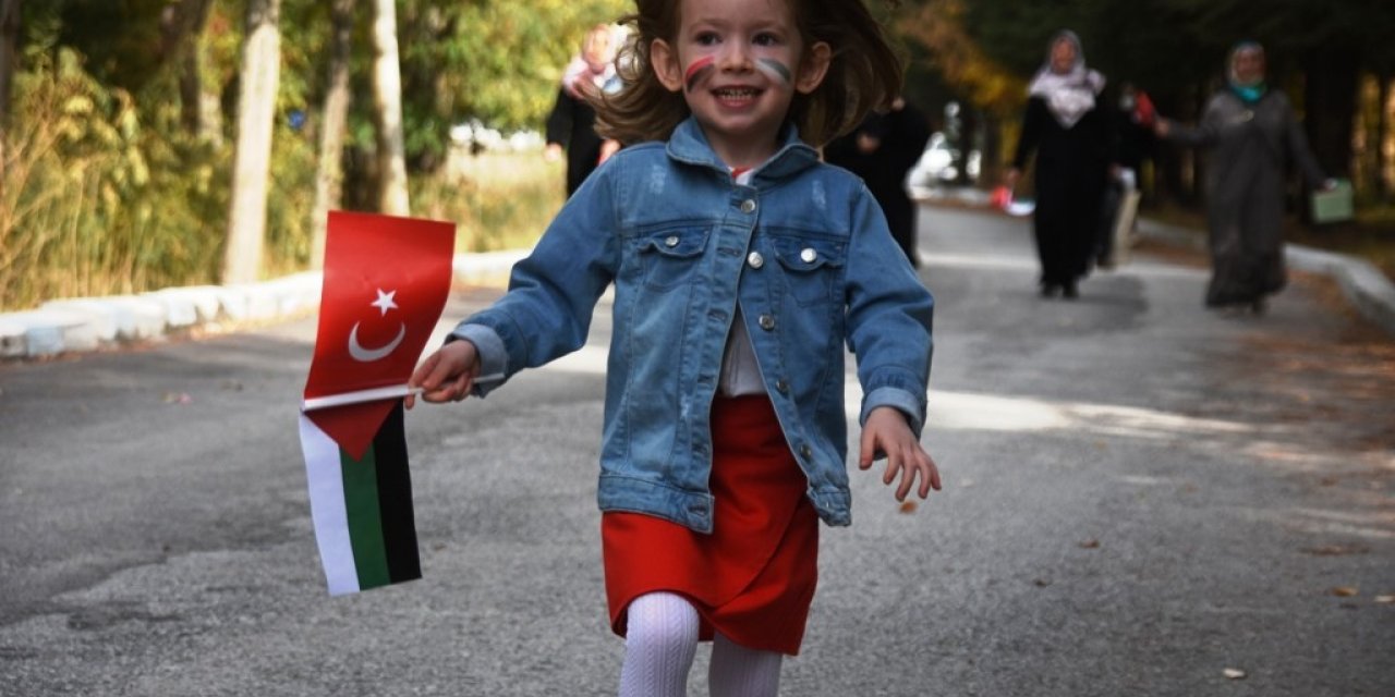 Kur’an kursu öğrencileri kumbaralarındaki paraları Filistin’e bağışladı