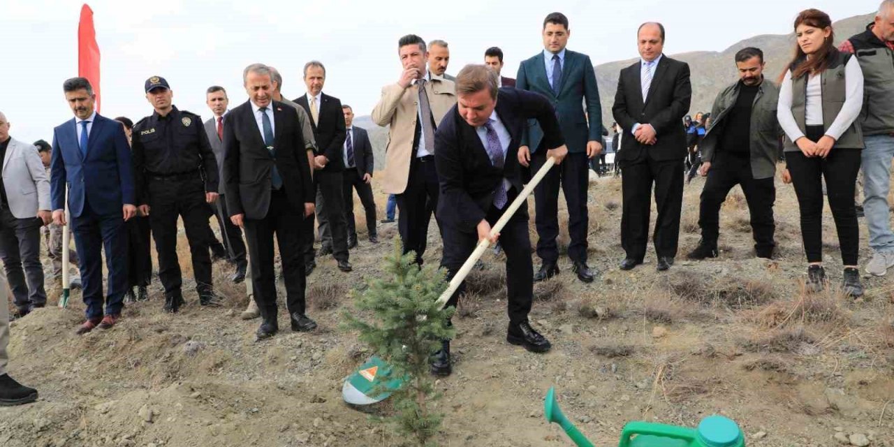 Cumhuriyetin 100’ncü yılında 100 fidan toprakla buluştu