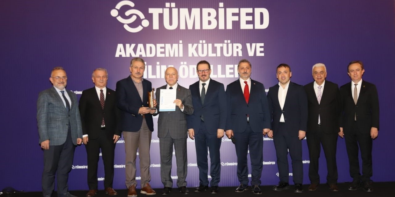 Başkan Sekmen “Yılın Yöneticisi” ödülünü aldı