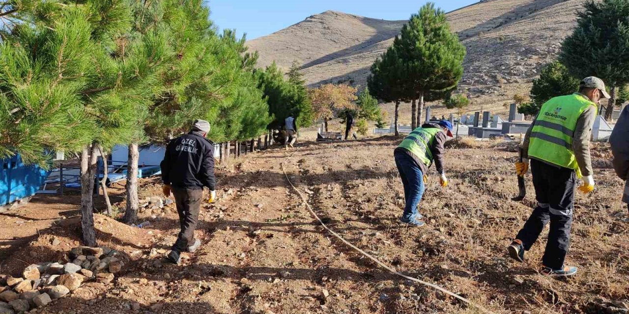 Doğanşehir Belediyesi 39 mahallede mezarlık temizliği yapıyor