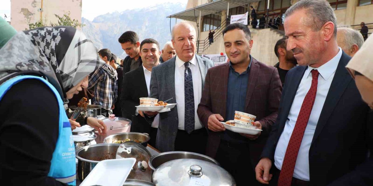 Hakkari’de Filistin’e destek amaçlı hayır çarşısı kuruldu