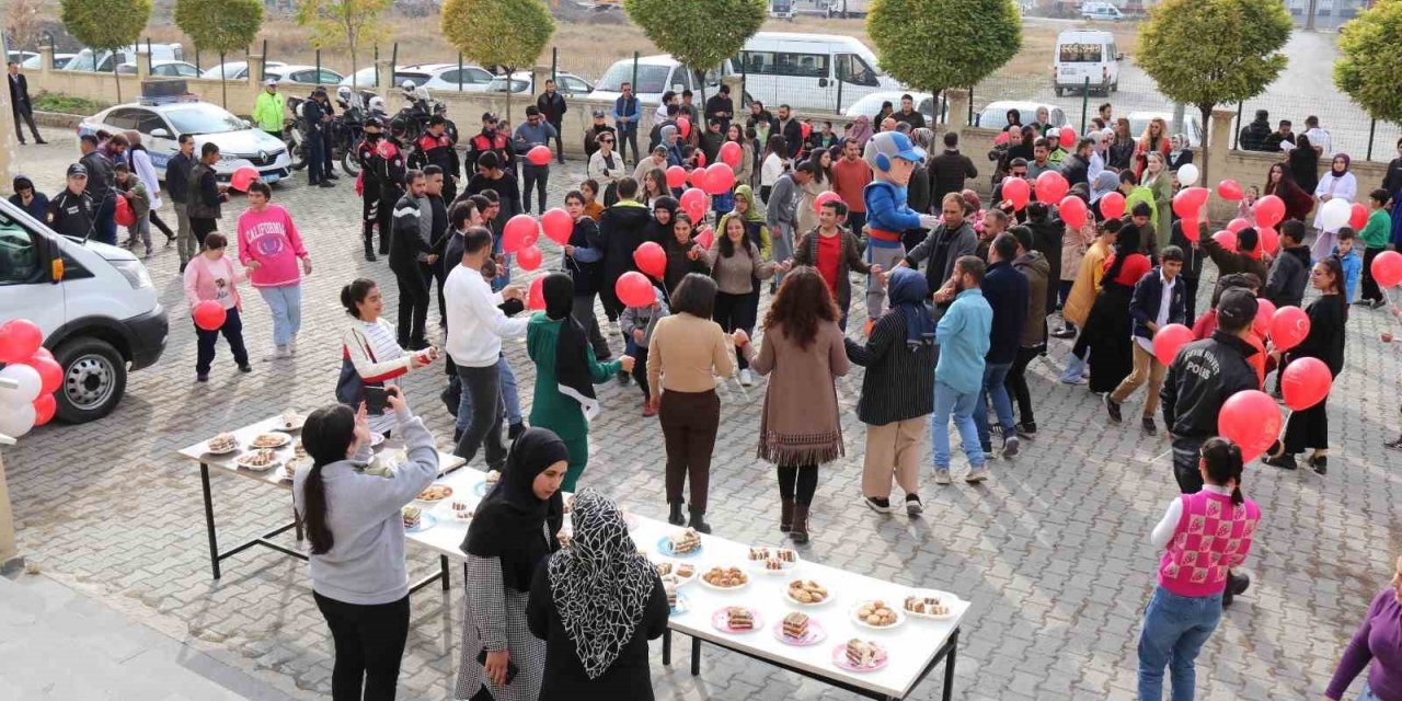 Ağrı’da Cumhuriyet’in 100’üncü yılında polis araçları öğrencilerle buluştu