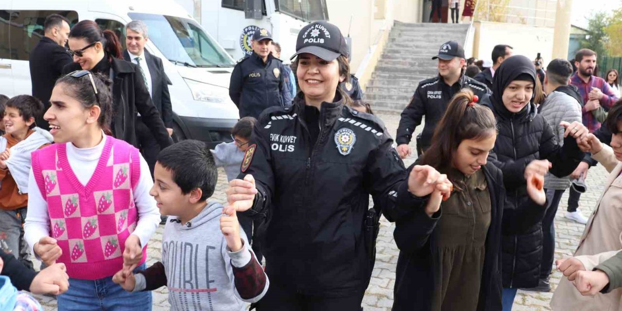 Polisten özel öğrencilere yaş pasta ve halay sürprizi