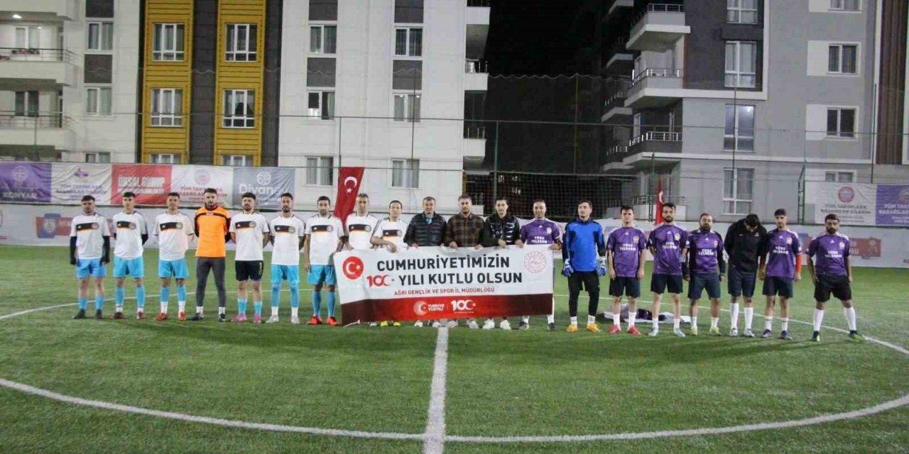 Ağrı’da 100. Yıl Futbol Turnuvasının Şampiyonu Çanakkale Spor Oldu