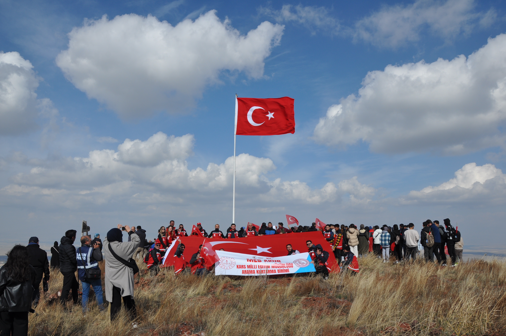 Cumhuriyet’in 100. yılı 2 bin 254 rakımlı Yahni Dağı zirvesinde kutlandı