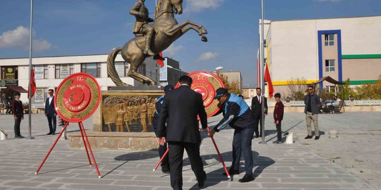 Bulanık’ta  29 Ekim Cumhuriyet bayramı çelenk koyma töreni yapıldı