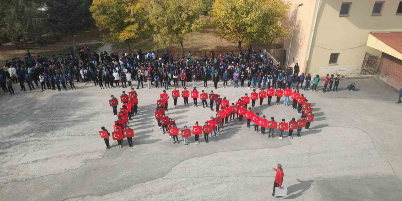 Malatya’da öğrencilerden Cumhuriyet’in 100. yılına özel koreografi