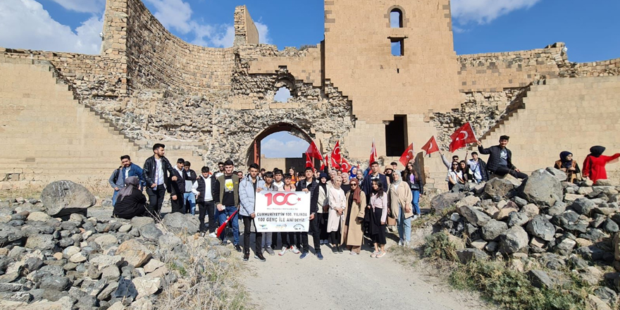 Karslı gençler Cumhuriyeti Ani’de kutladı