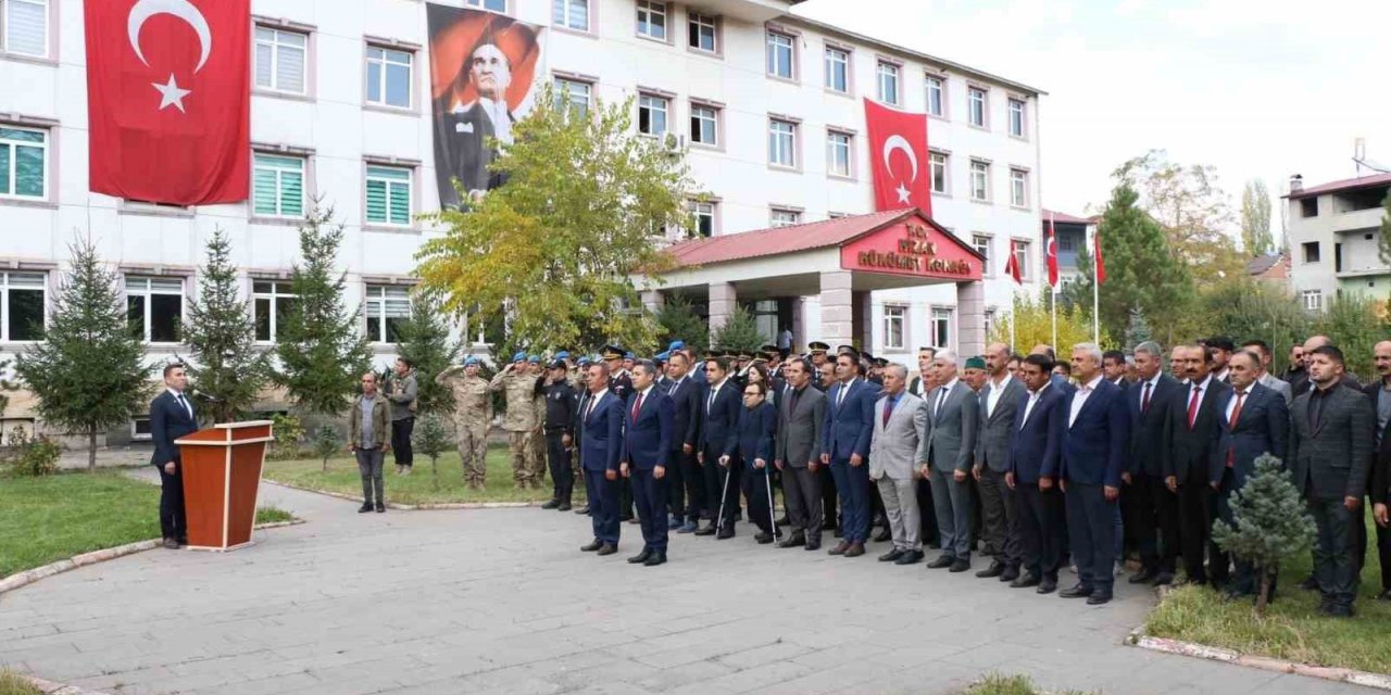 Hizan’da 29 Ekim Cumhuriyet bayramı dolayısıyla çelenk sunma töreni düzenlendi