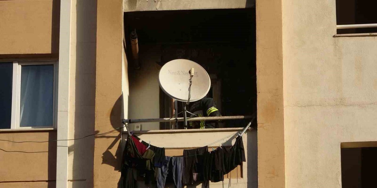 Balkonda çıkan yangın eve sıçramadan söndürüldü