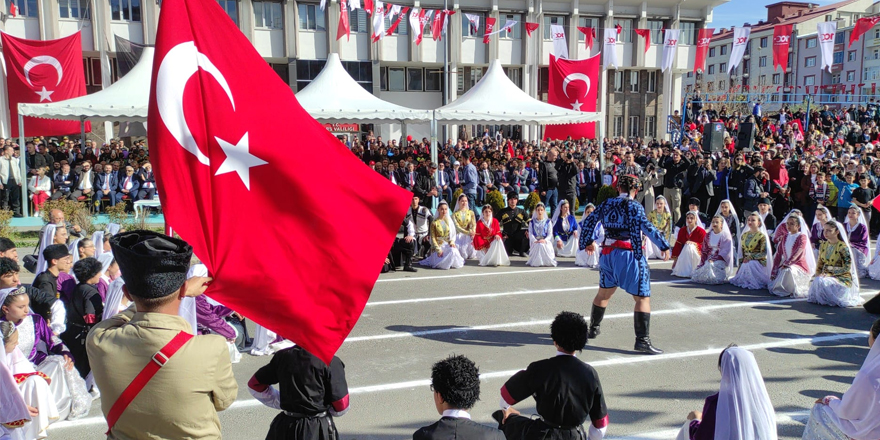 Kars’ta Cumhuriyetin 100. yılı coşkuyla kutlandı