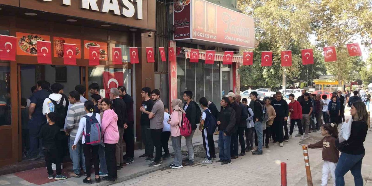 Cumhuriyet Bayramı nedeniyle vatandaşlara ücretsiz yemek  dağıttı