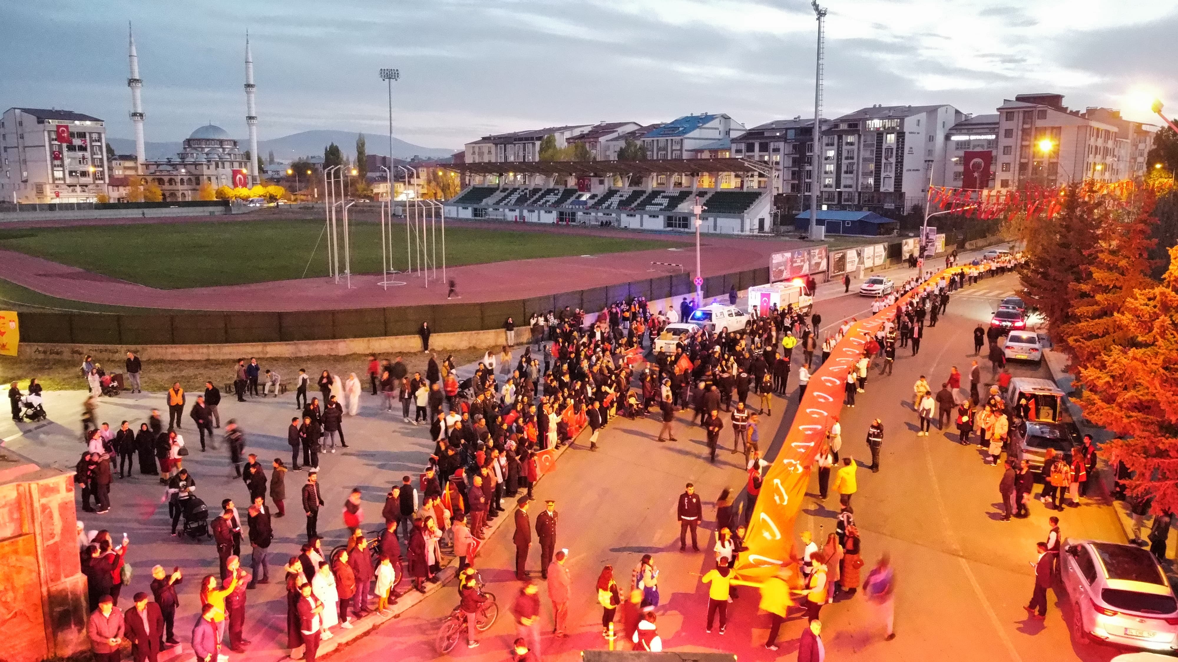 100 metre uzunluğundaki Türk bayrağıyla fener alayı düzenlendi