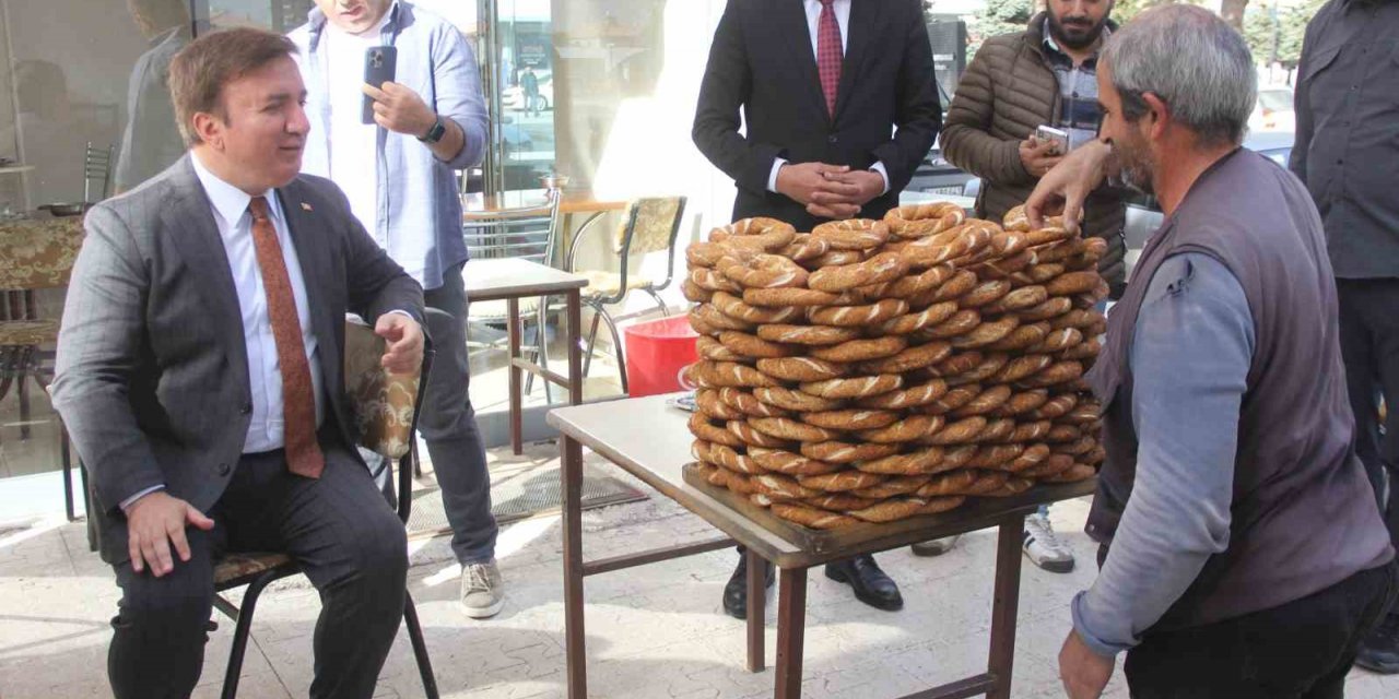 Valiyle simitçinin yüz güldüren alışverişi