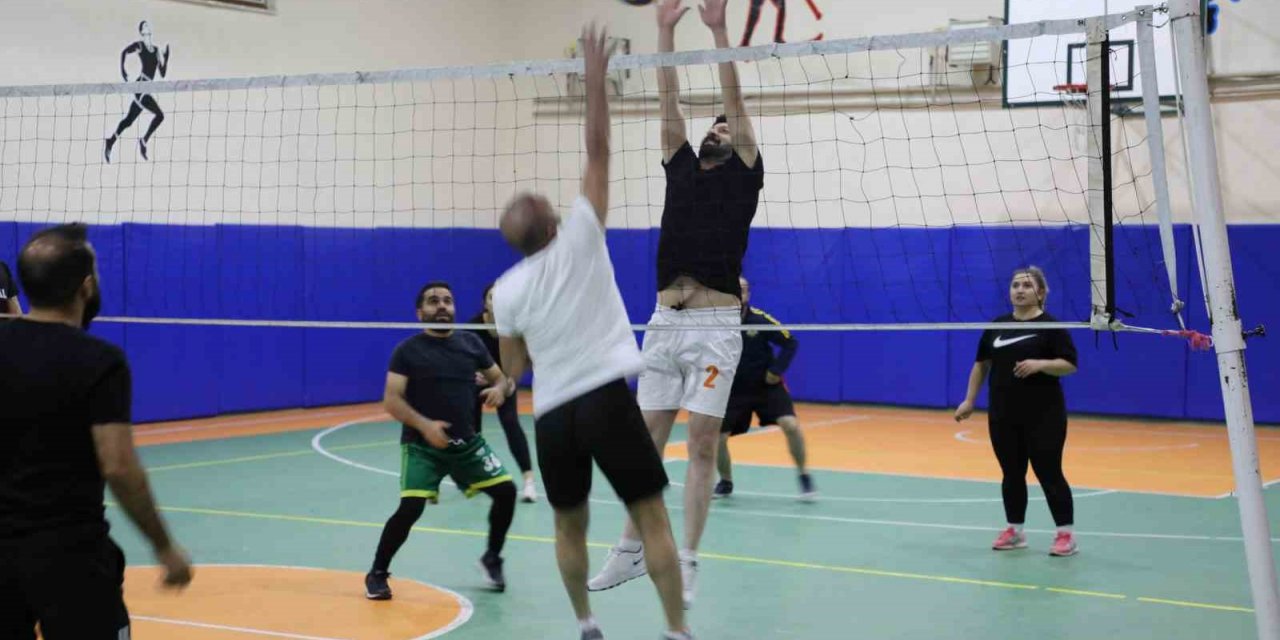 Ağrı’da öğretmenler voleybol turnuvasında ter döktü