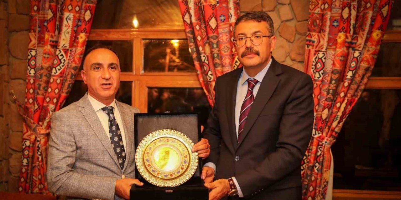 Hakkari gençliğinden Vali Çelik’e plaket