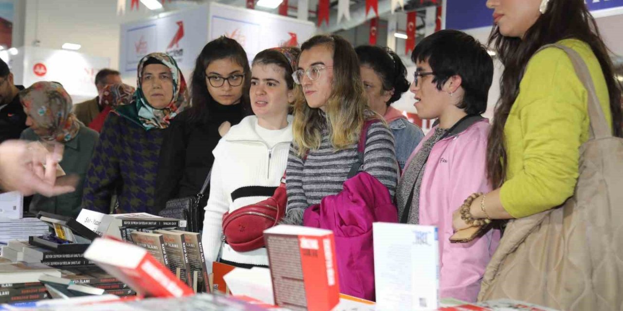 Özel bireyler Elazığ Belediyesi Kitap Fuarını gezdi