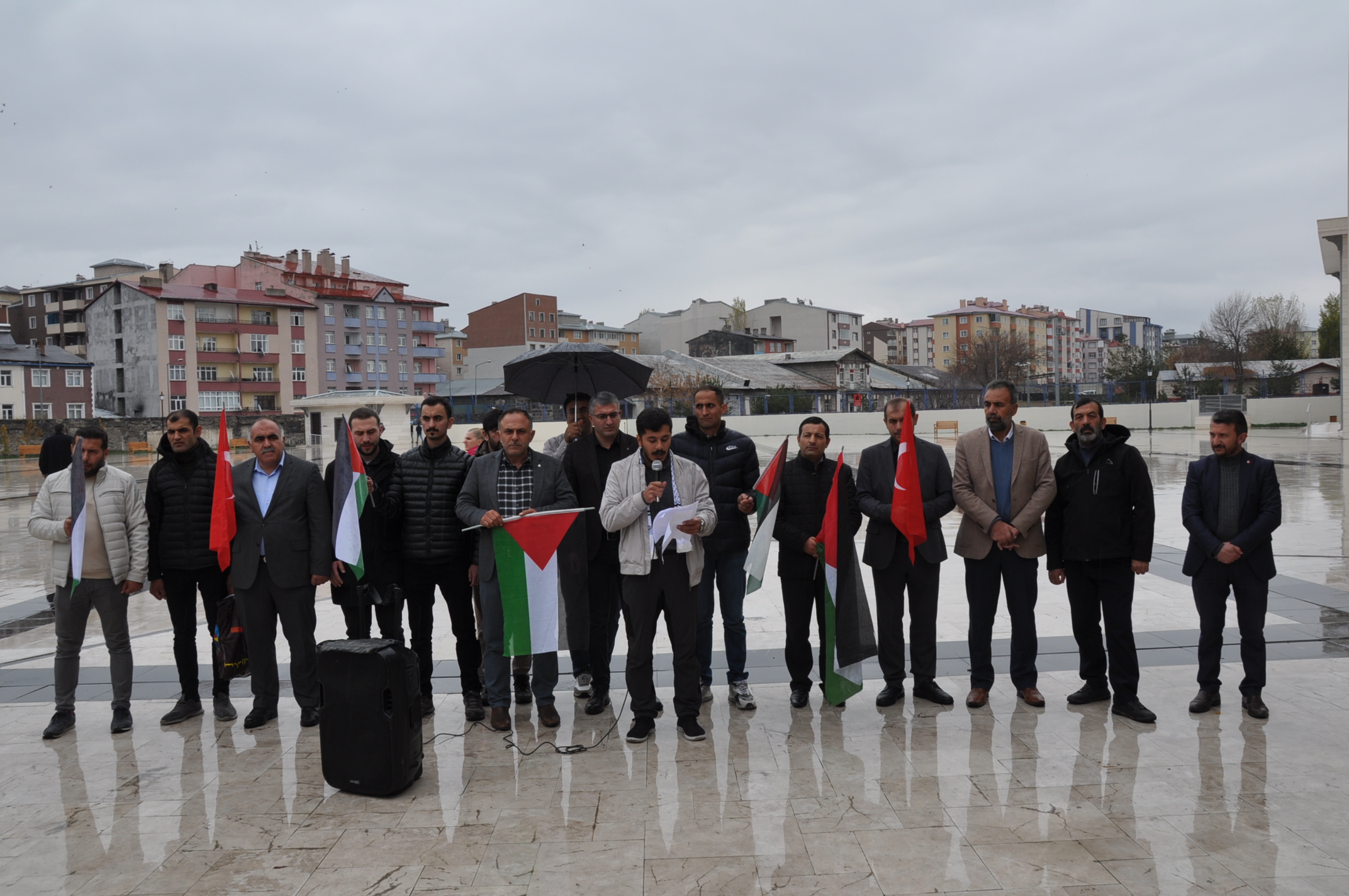 “Dünyanın gözü önünde soykırım yaşanıyor”