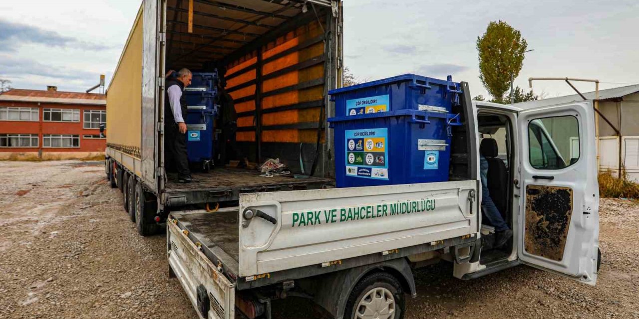 Van Büyükşehir Belediyesi 13 ilçeye plastik çöp konteyneri dağıttı