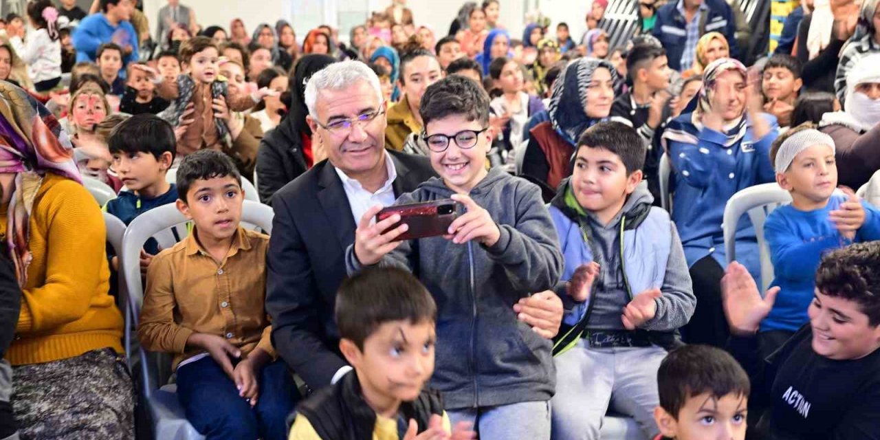 Güder, depremzede çocukların yanında olmaya devam ediyor