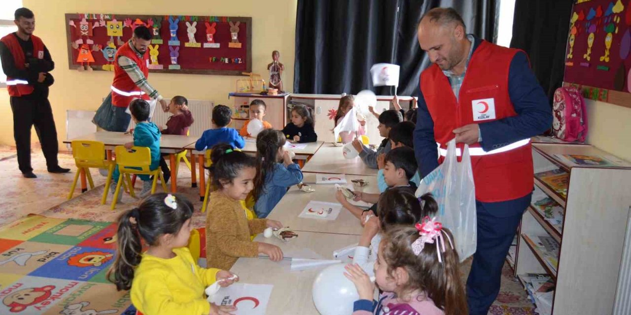 Kızılay Başkanı Yonat öğrencilerle bir araya geldi