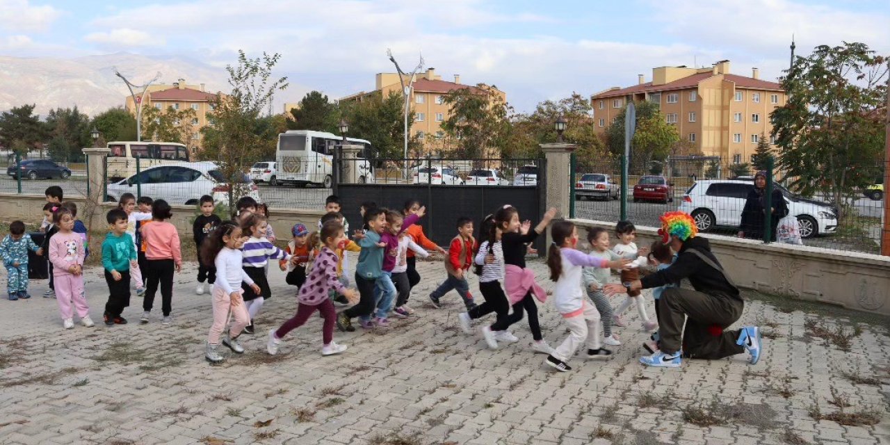 Anaokulu öğrencilerine palyaço sürprizi