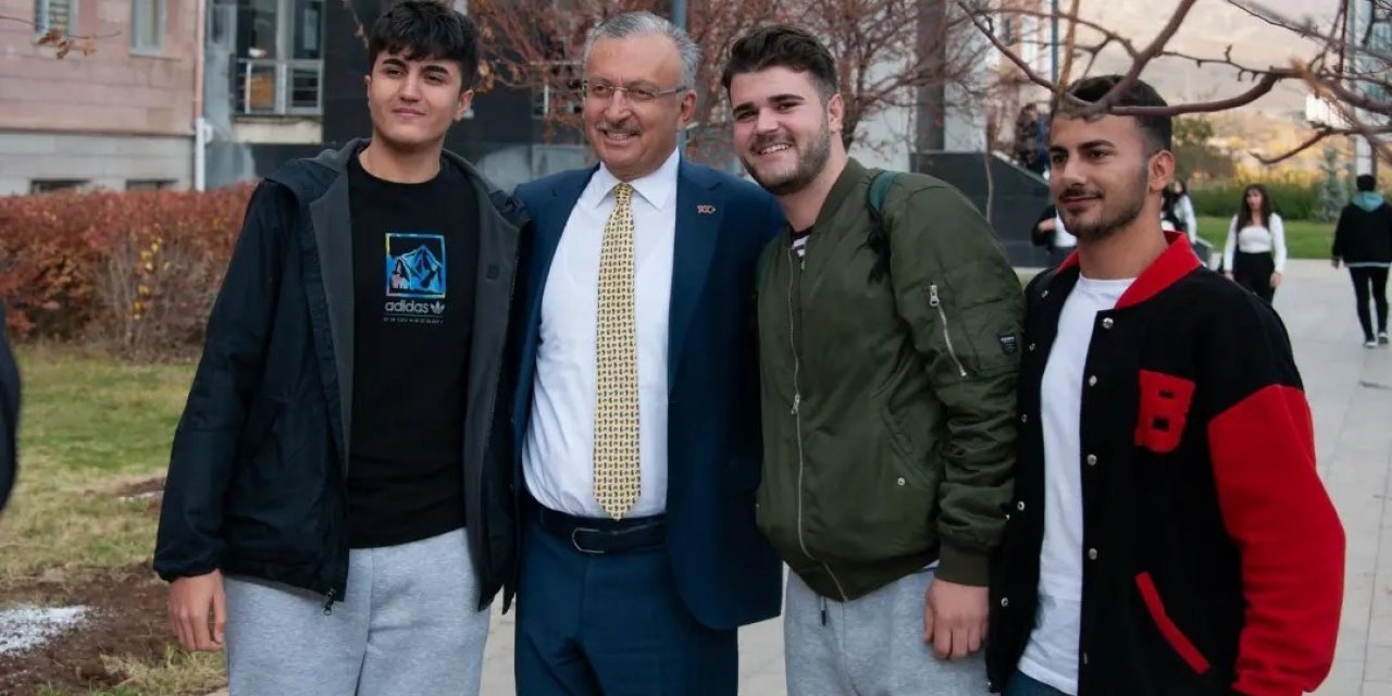 Rektör Levent, kampüste öğrenciler ile buluştu