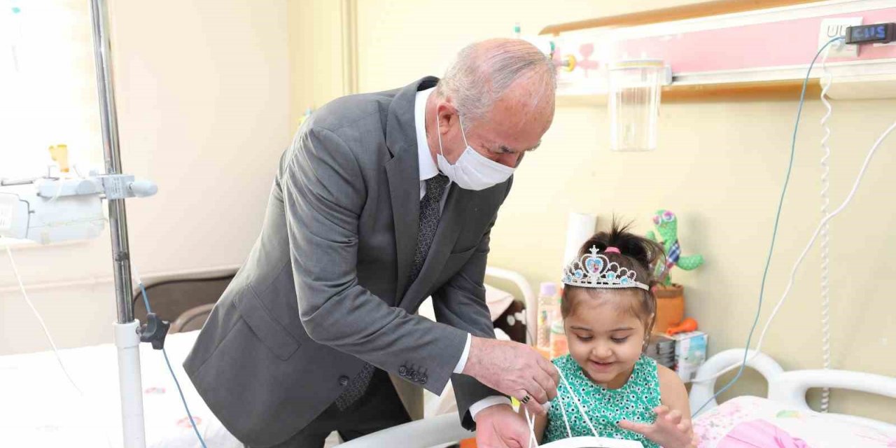 Başkan Akman’dan lösemili çocuklara moral ziyareti