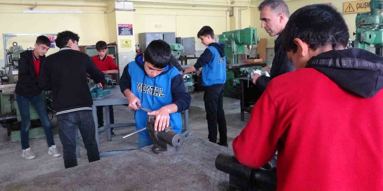 Bölgedeki okulların malzeme ihtiyacı Van’daki meslek lisesi tarafından karşılanıyor