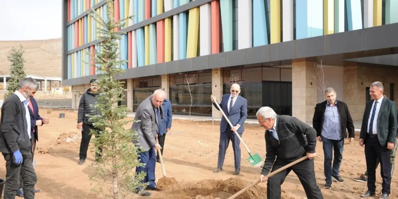 EBYÜ’de fidanlar toprakla buluştu